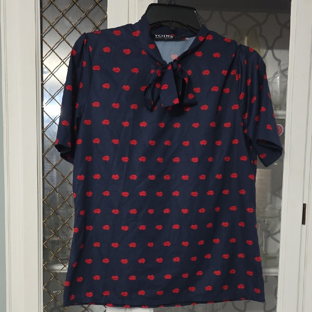 YOINS Navy Top with Red Lip Print